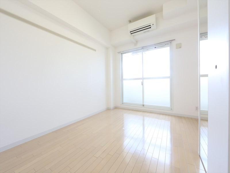 バルコニー　洋室6.7帖　エアコン完備　南面バルコニー