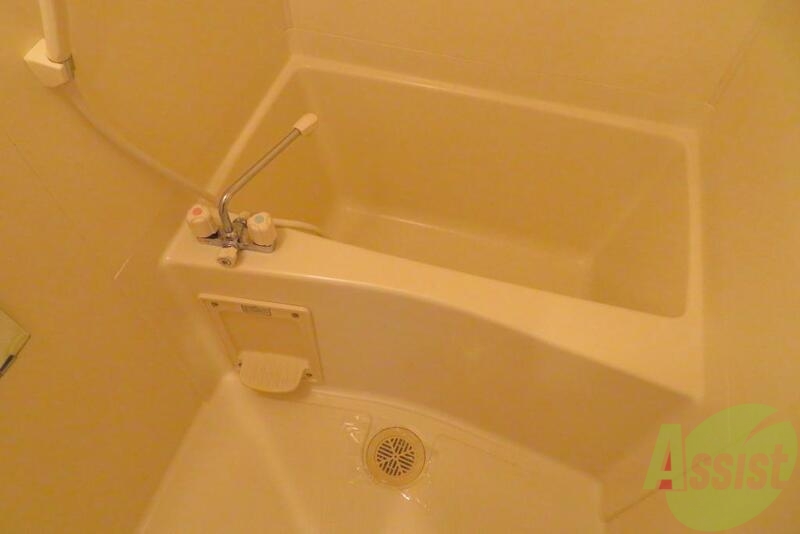 バス・シャワールーム　浴槽と洗い場は広々していてお掃除がらくらくですねー。