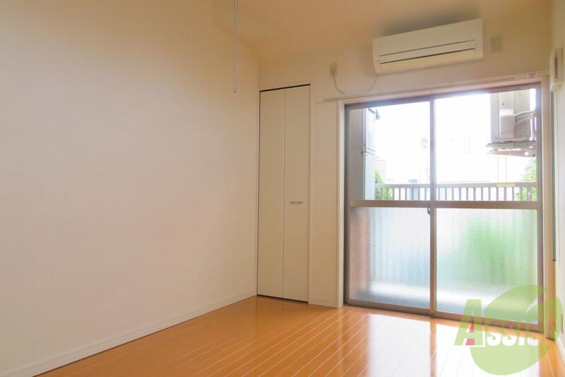 居室・リビング　洋室はいい感じに光が入ってきているので暖かそうですねー。