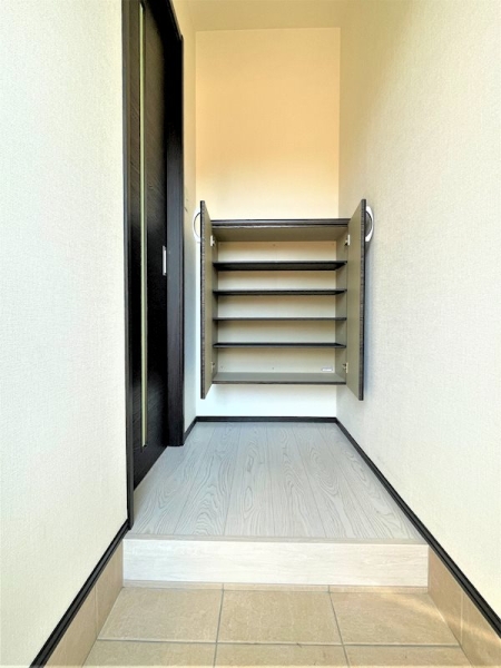 玄関　※参考写真　同建築メーカー施工の同間取完成他物件のものです。