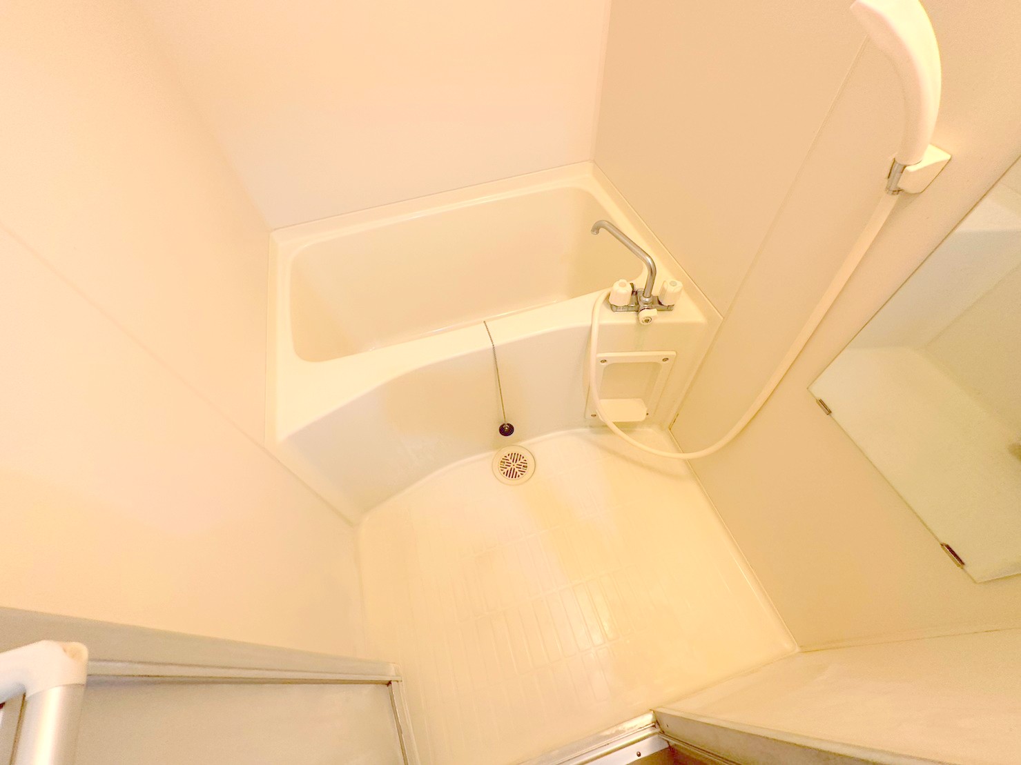 バス・シャワールーム　広めのお風呂は一日の疲れを癒してくれます。