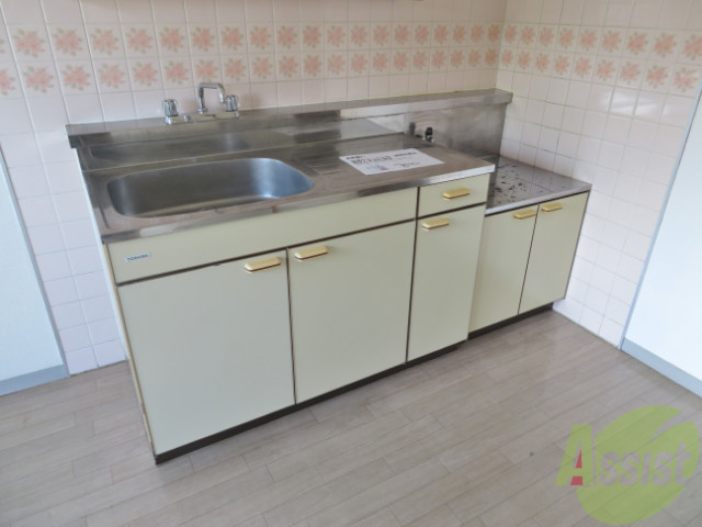 キッチン　シンプルなキッチンタイルの模様が可愛いですね。