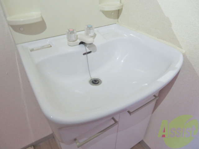 洗面設備　独立洗面台で朝の支度にも助かりますねー。