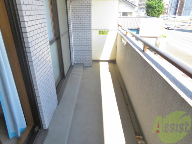 バルコニー　広いバルコニーが付いているので晴れたは洗濯物が沢山干せますね