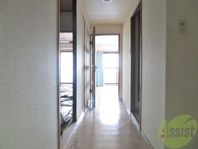 玄関　こちらは玄関からの目線になります光が届いて明るいですね