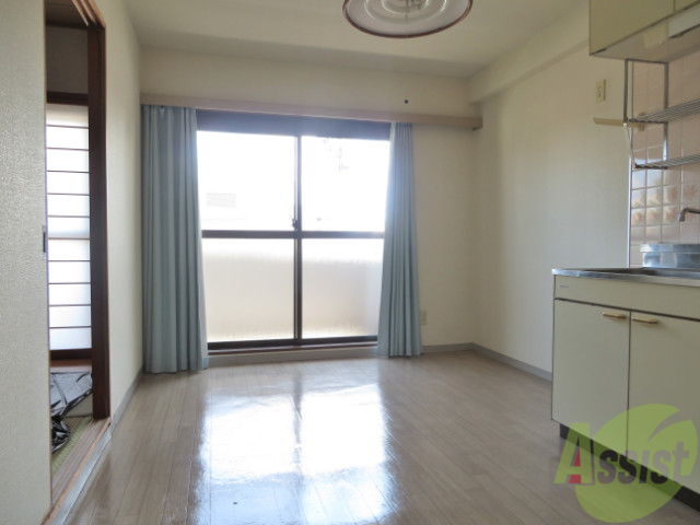 居室・リビング　東向きの大きな窓からたっぷり日差しが入り明るいお部屋ですね