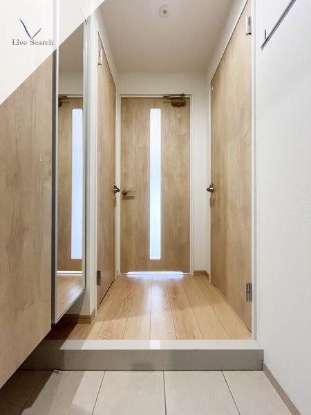 玄関　鏡があるので身だしなみチェックできます！