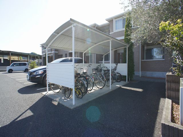 その他共有部分　屋根付きの駐輪場があります♪