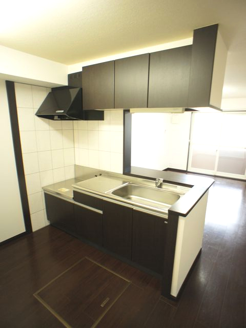 キッチン　会話をしたり、テレビを見ながらお料理できる対面キッチンです。