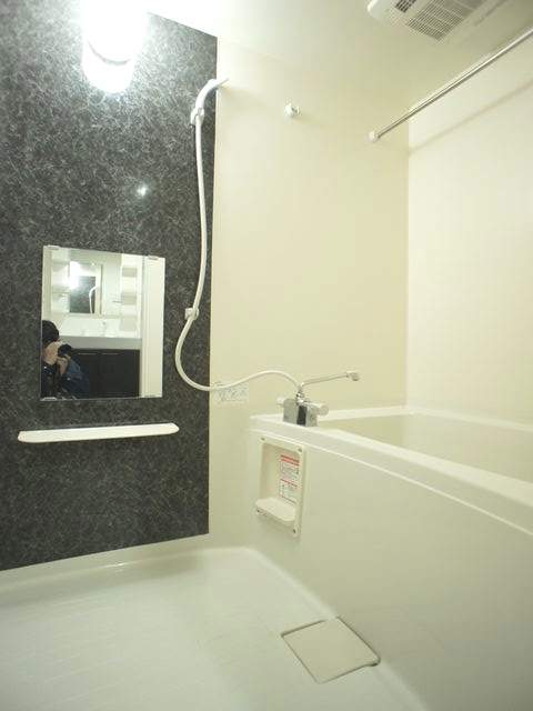 バス・シャワールーム　雨の日でも安心！浴室乾燥機付きのバスルームです。