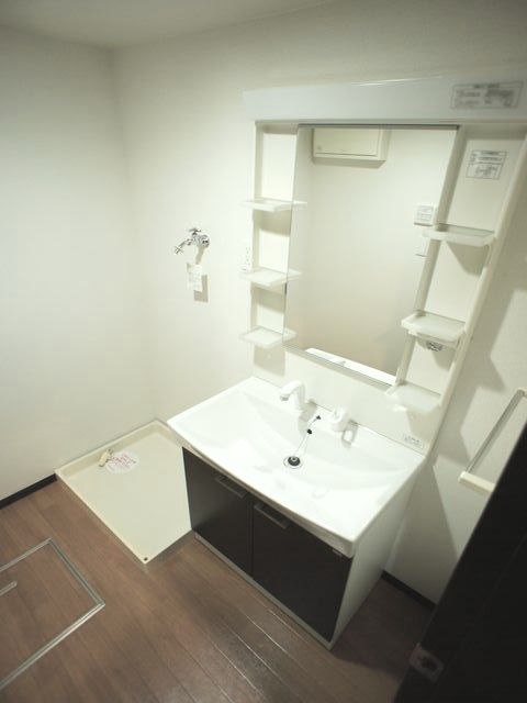 洗面設備　オシャレな洗髪洗面化粧台です。