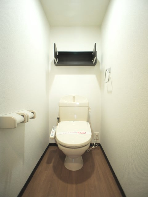 トイレ　温水洗浄暖房便座、収納棚付きのトイレです。