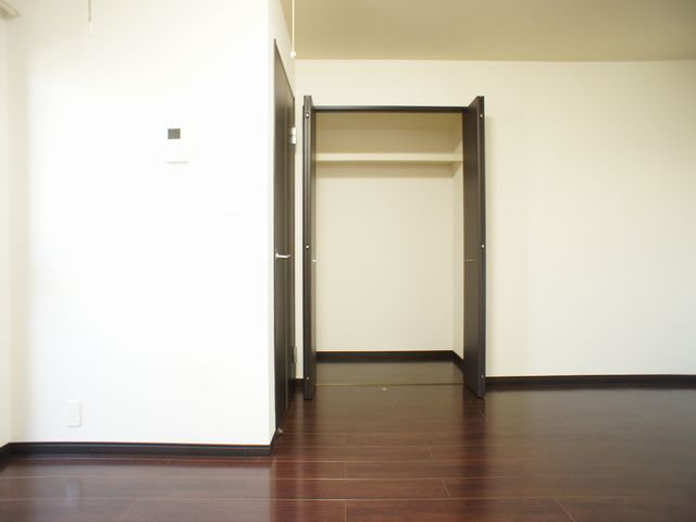 収納　お部屋をスッキリできるクローゼットがあります。