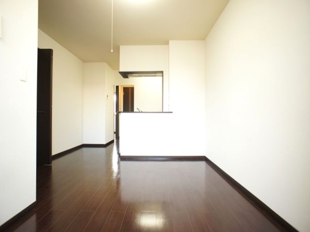 居室・リビング　照明器具、エアコン付のリビングです。