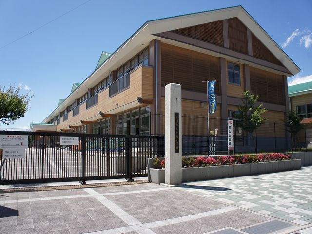 小学校　鹿沼市立中央小学校（小学校）まで806m