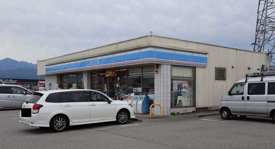 コンビニ　ローソン（コンビニ）まで665m