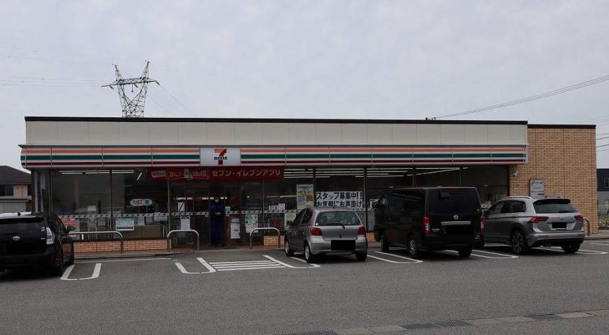 コンビニ　セブンイレブン（コンビニ）まで830m