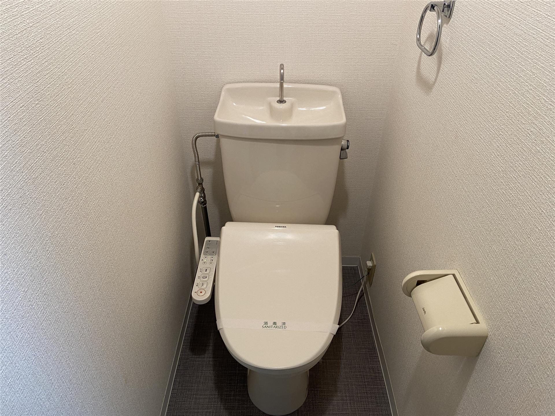 トイレ　ウォシュレット便座付きです