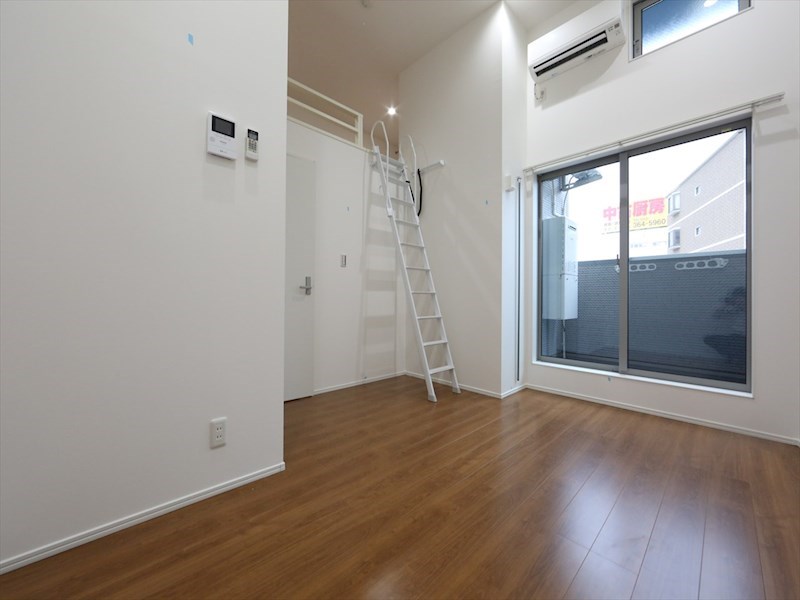 居室・リビング　洋室6.7帖　ロフト5帖（収納でも使えます）