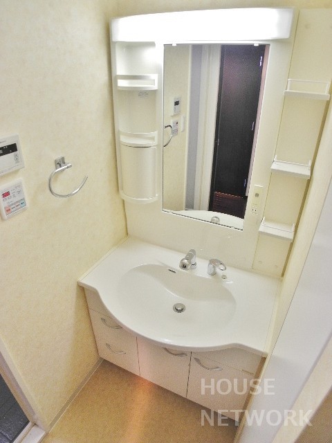 洗面設備　西大路七条の分譲ファミリーマンションです。