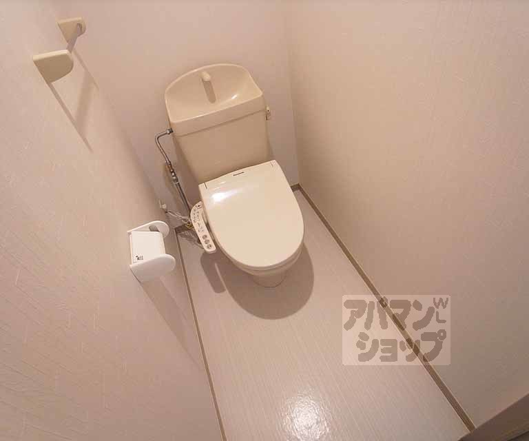 トイレ　ウォシュレット付。