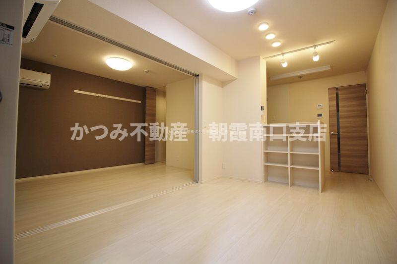 居室・リビング　同マンション別号室