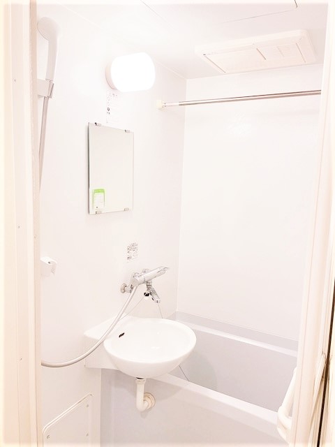 バス・シャワールーム　同タイプ物件の為、形状や間取寸法、色調等が実際とは異なります