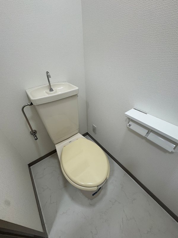 トイレ　トイレ交換予定・温水洗浄便座になります。