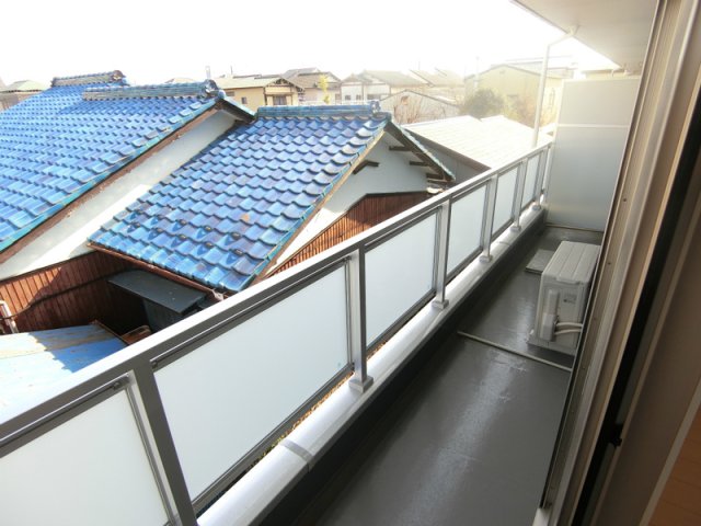 バルコニー　バルコニーからの眺めを楽しみながら食事をしませんか