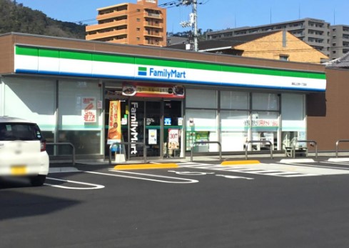 コンビニ　ファミリーマート 高松六丁目店（コンビニ）まで1858m