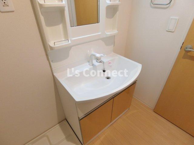 洗面設備　朝の支度もスムーズな独立洗面台。