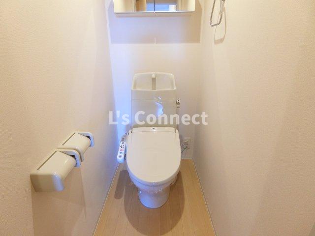 トイレ　温水洗浄便座付きのトイレ。