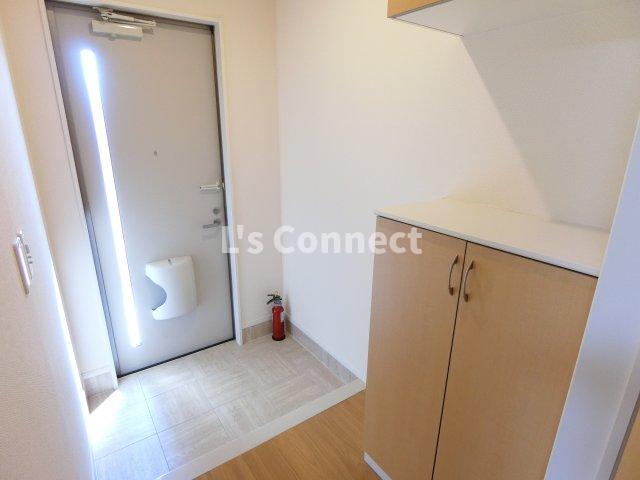 玄関　上下の下駄箱で靴も収納できます。