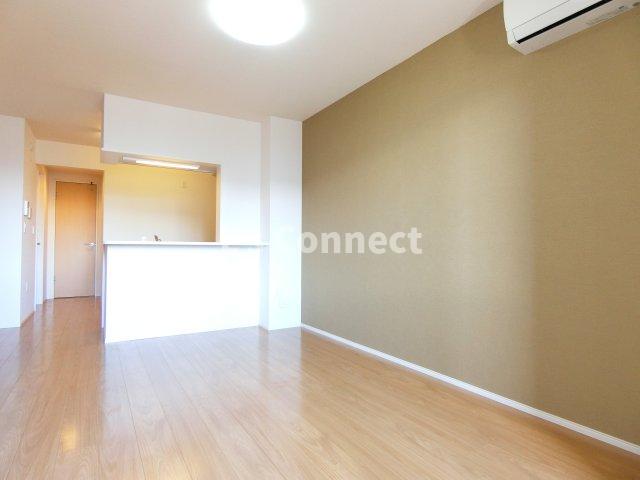 居室・リビング　アクセントクロス仕様のＬＤＫ。