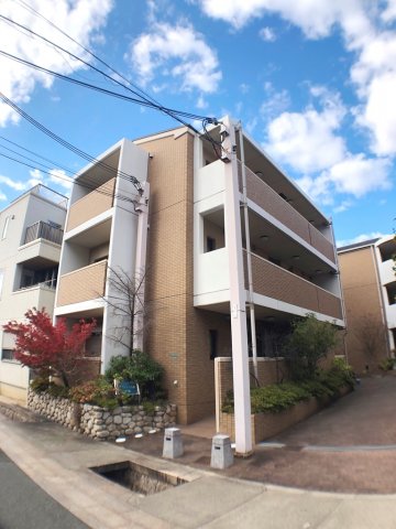 建物外観　敷地内に駐車場があります♪