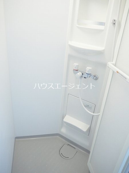 バス・シャワールーム　お手入れの楽なシャワールームです。※別号室参考画像