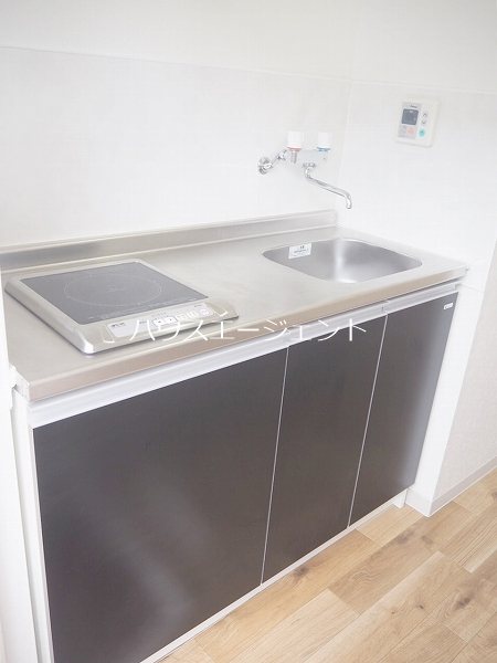 キッチン　ＩＨコンロ付きのキッチン。※別号室参考画像