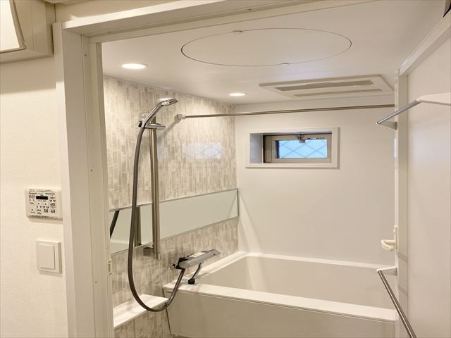 バス・シャワールーム　浴室には、窓ありです♪
