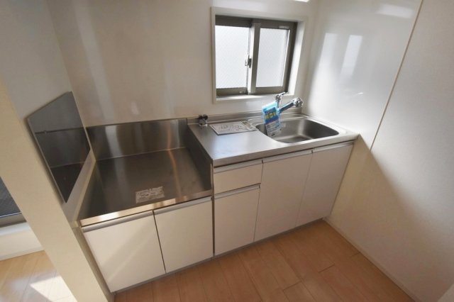 キッチン　窓付きで換気に便利です♪