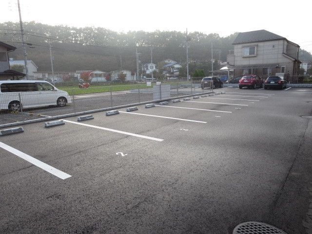 駐車場　～敷地内駐車場も広い平置き～