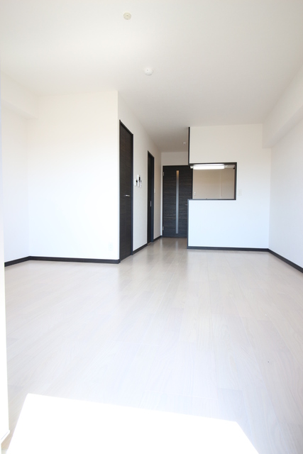 居室・リビング　☆１３．５帖の洋室☆