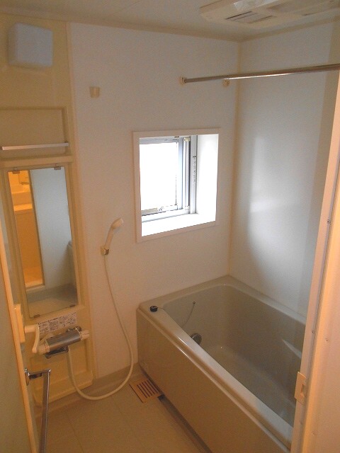 バス・シャワールーム　オーキッドレジデンス蔵前IIのバスルームです、窓付、追焚オート