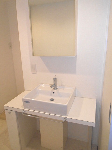 洗面設備　オーキッドレジデンス蔵前IIの身支度しやすい独立洗面台です