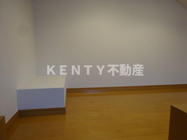 その他部屋・スペース　落ち着いた色調の寝室です