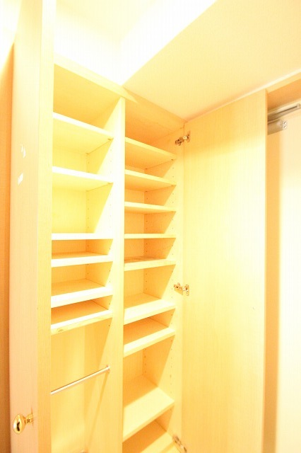 玄関　下駄箱も広いです♪