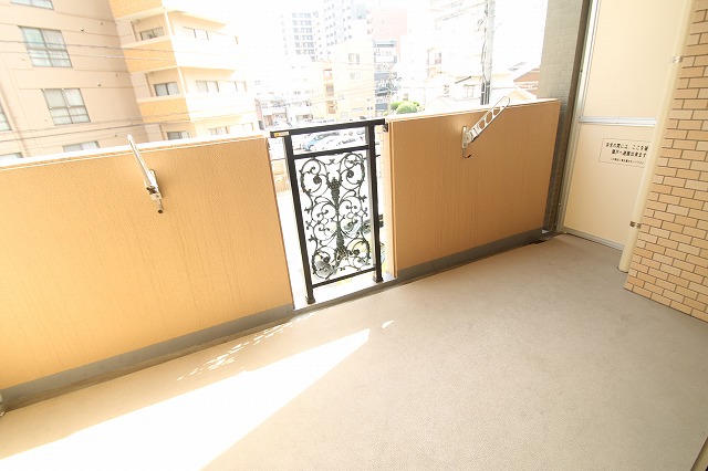 バルコニー　南向きで明るいバルコニーです。