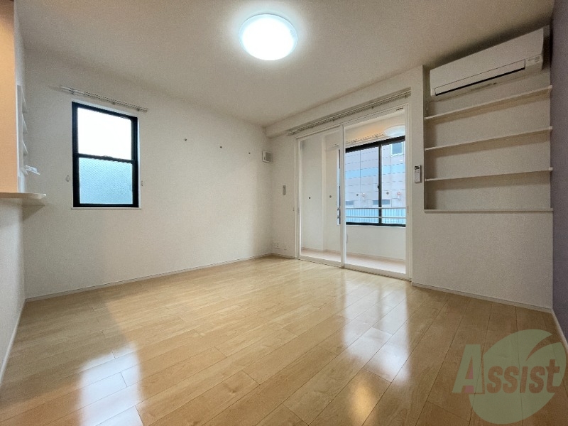 その他部屋・スペース　収納スペースもあり、広々とした寝室スペースだと思います。