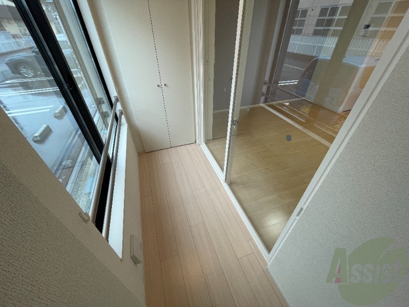 バルコニー　サンルームスペースも広く、洗濯物も問題なく干せそうですね。