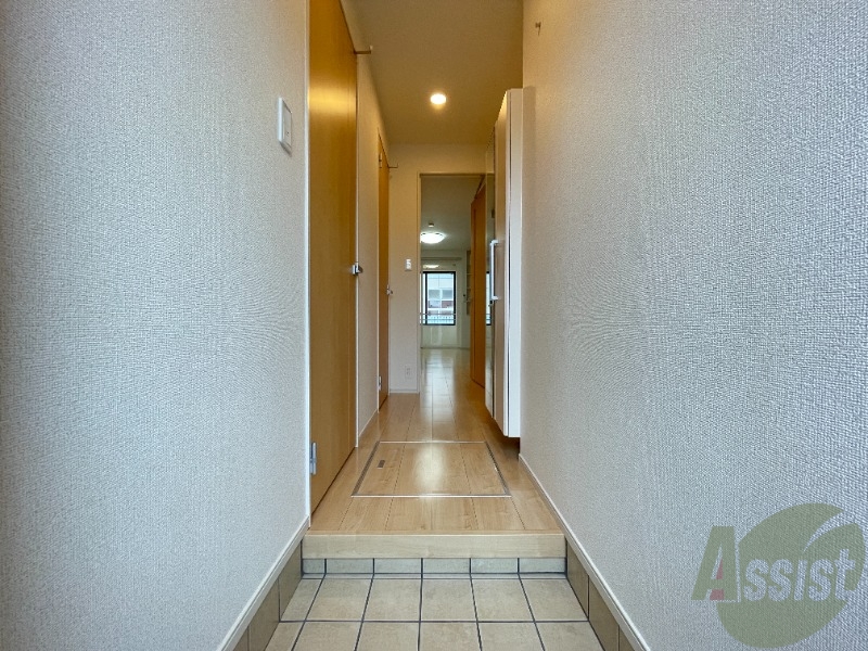 玄関　モノトーンの内装はシンプルで綺麗に見えますね。