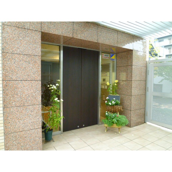 エントランス　いつも花がきれいです